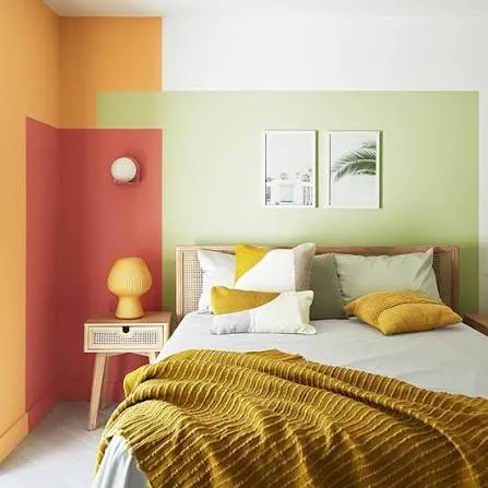 Quarto com blocos de cor em terracota, mostarda e verde